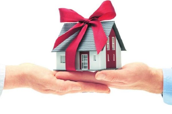 Tặng cho nhà đất cho con: Thủ tục và thuế phải nộp